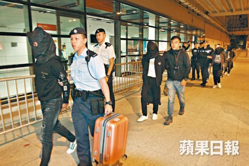 內地盜卡黨成員上周五再登郵輪時被捕。張  軍攝郵輪免稅店出售大量名錶。盜卡黨在船上狂掃珠寶首飾。