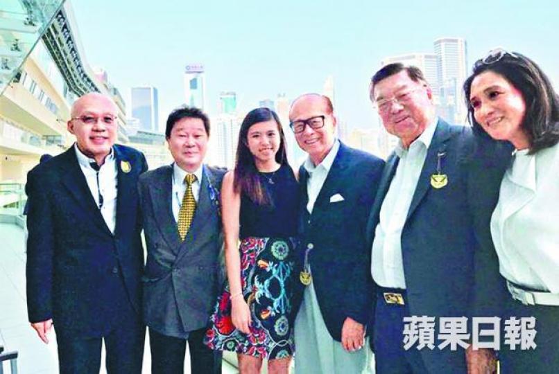 誠哥孫女李思德(左三)曾與爺爺喺馬場合照。資料圖片 誠哥孫女李思德(左三)曾與爺爺喺馬場合照。資料圖片