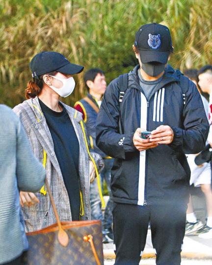 吳奇隆和劉詩詩夫妻倆一貫戴帽、口罩遮掩,十分低調。台灣《蘋果日報》資料圖片 吳奇隆和劉詩詩夫妻倆一貫戴帽、口罩遮掩,十分低調。台灣《蘋果日報》資料圖片