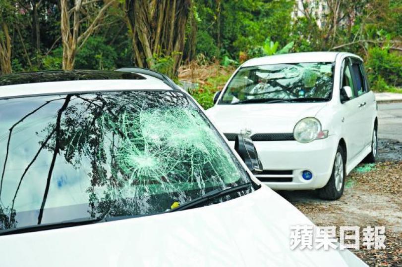 屯門一露天停車場多輛私家車車窗玻璃被扑爛。張家豪攝