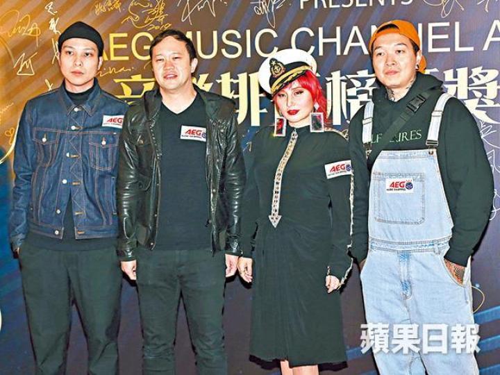 何超儀有份的樂隊Josie & the Uni Boys前晚獲頒「鑽石搖滾樂隊」。陳曉東透露農曆新年會和老婆到日本二人世界,順便趕造人。康華表示與佘詩曼是好朋友,多年來從沒有發生爭拗。超儀自嘲近日發福了不少,似懷孕九個月。 何超儀有份的樂隊Josie & the Uni Boys前晚獲頒「鑽石搖滾樂隊」。陳曉東透露農曆新年會和老婆到日本二人世界,順便趕造人。康華表示與佘詩曼是好朋友,多年來從沒有發生爭拗。超儀自嘲近日發福了不少,似懷孕九個月。