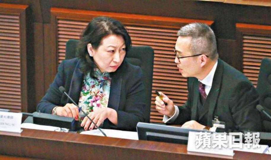 鄭若驊（左）及刑事檢控專員梁卓然昨到立會闡釋檢控政策。
