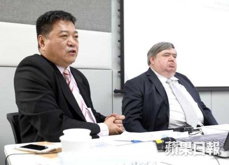 全港反走私大聯盟行政總監黃進展（左）表示，研究報告估算非法煙草貿易導致港府於2017/18財政年度損失達28億元稅收。朱永倫攝