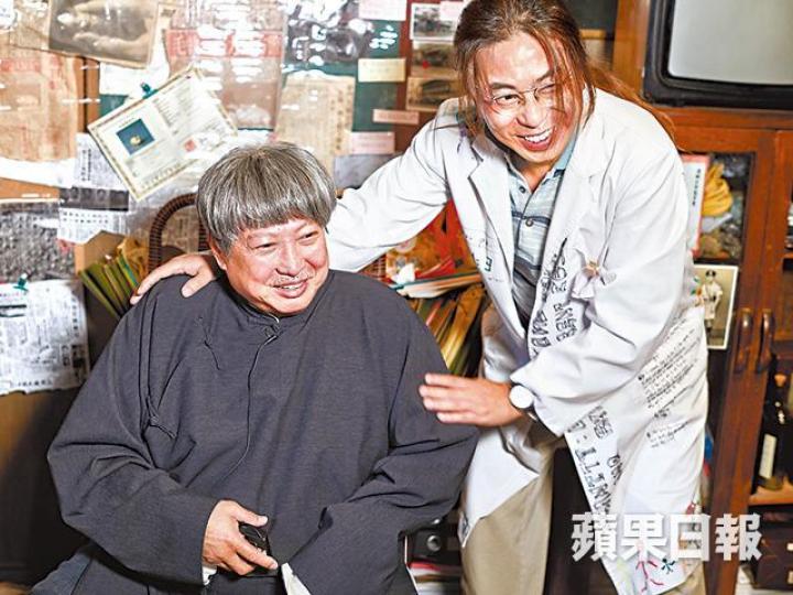 洪金寶與林敏驄相識多年,兩人見面甚玩得,林敏驄被窒都冇聲出。 洪金寶與林敏驄相識多年,兩人見面甚玩得,林敏驄被窒都冇聲出。