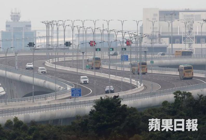 港珠澳大橋落成後,赴澳門旅行團以「一日遊」為主。 港珠澳大橋落成後,赴澳門旅行團以「一日遊」為主。