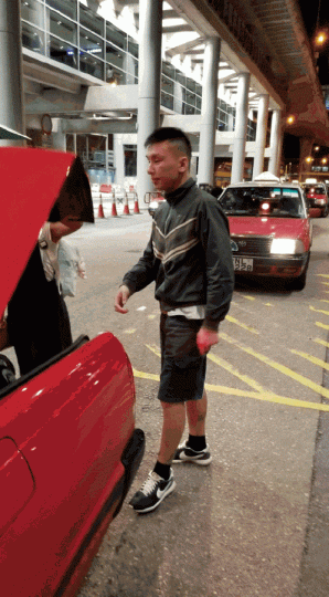 黑的司機屢以不同理由榨取車資,去年中更曾辱罵乘客。 黑的司機屢以不同理由榨取車資,去年中更曾辱罵乘客。