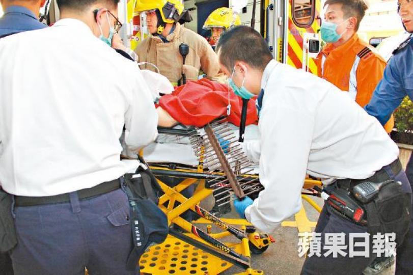 女工被救出後連人帶攪拌棒送院。消防派出坍塌搜救專隊到場施救。