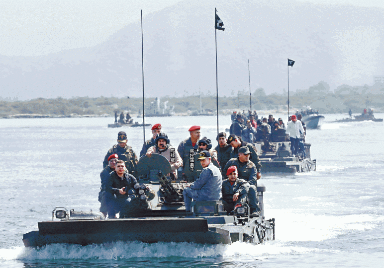馬杜羅與妻子登上兩棲裝甲車視察軍演。路透社 馬杜羅與妻子登上兩棲裝甲車視察軍演。路透社