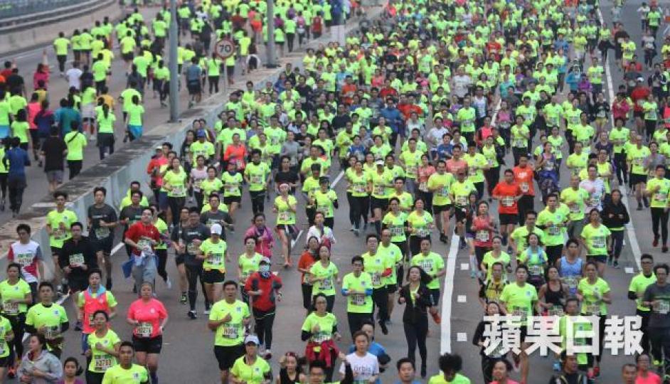 不少運動愛好者已積極備戰參加馬拉松。 不少運動愛好者已積極備戰參加馬拉松。