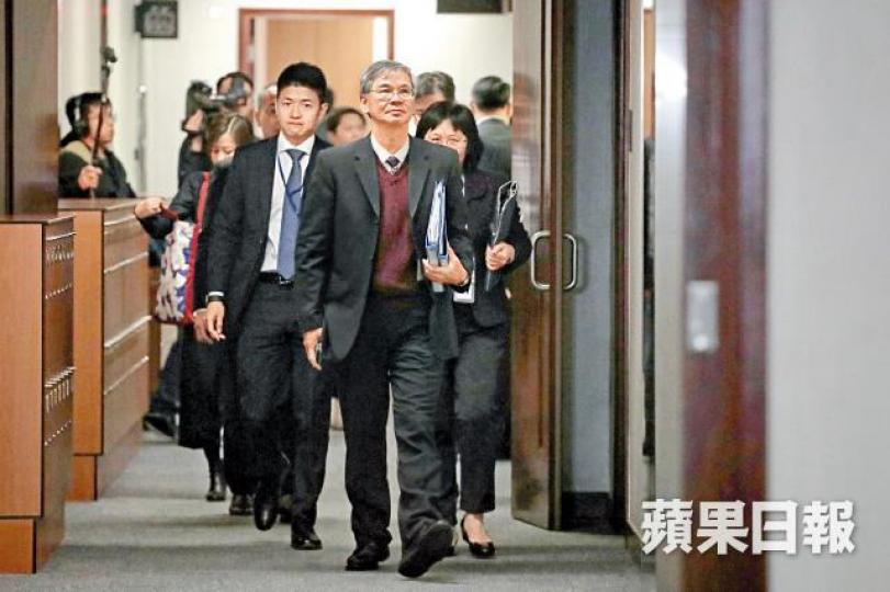 羅致光昨出席立會福利事務委員會特別會議,宣佈暫緩扣減200元綜援金安排。鄭松泰昨在會上爆粗,稱要代長者「感謝」羅致光。請願人士昨焚燒林鄭肖像表達不滿。梁國雄昨陪同長者到立會外請願,要求政府擱置收緊綜援門檻安排。何頴賢攝 羅致光昨出席立會福利事務委員會特別會議,宣佈暫緩扣減200元綜援金安排。鄭松泰昨在會上爆粗,稱要代長者「感謝」羅致光。請願人士昨焚燒林鄭肖像表達不滿。梁國雄昨陪同長者到立會外請願,要求政府擱置收緊綜援門檻安排。何頴賢攝