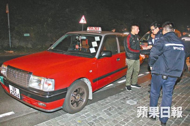 涉事的士司機(左一)曾因多宗懷疑黑的案件被調查。李家傑攝警員到場後,女客與司機決定和解了事。 涉事的士司機(左一)曾因多宗懷疑黑的案件被調查。李家傑攝警員到場後,女客與司機決定和解了事。