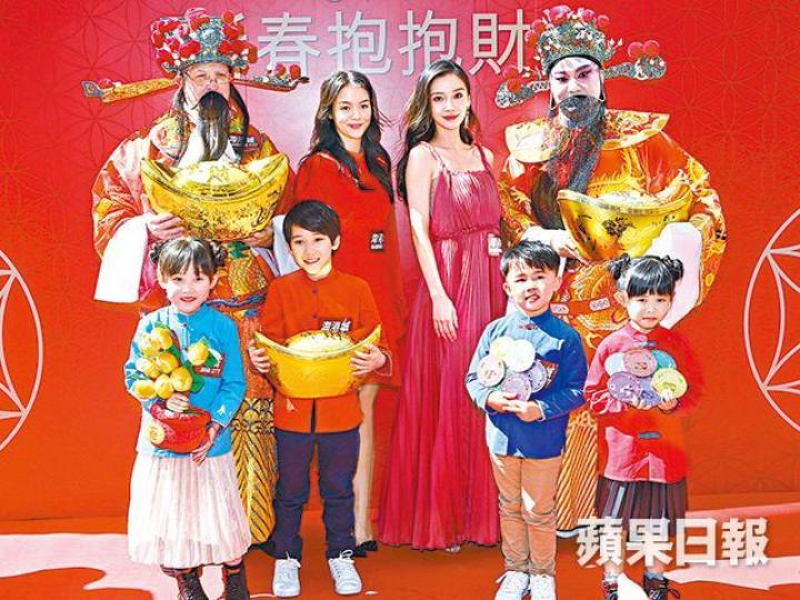 Baby(右二)昨日和麥少瑜出席新春活動時,透露患上感冒,新年願望是身體健康。 Baby(右二)昨日和麥少瑜出席新春活動時,透露患上感冒,新年願望是身體健康。