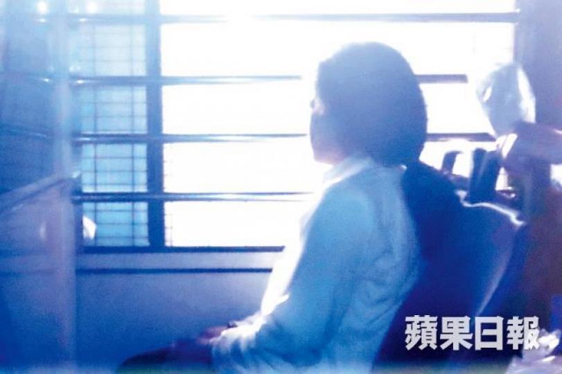 被告由囚車押離法院。