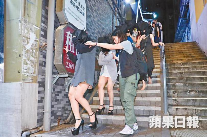 警方去年6月在涉案酒吧拘捕多名涉與客人玩「揸胸遊戲」的泰籍女子。女被告嚴慧嫺被控五項管理賣淫場所罪。