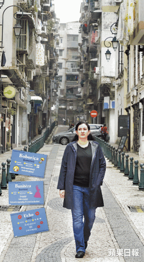 Bela黎若嵐的外婆是傳統中國女人,外公是巴基斯坦人,父親來自西班牙,在複雜的語言環境中成長,她兩年前「膽粗粗」開始在臉書上以學字卡形式推廣土生葡語。外表明顯「鬼鬼哋」的Bela,看粵劇長大,現時還學習南音彈唱。 Bela黎若嵐的外婆是傳統中國女人,外公是巴基斯坦人,父親來自西班牙,在複雜的語言環境中成長,她兩年前「膽粗粗」開始在臉書上以學字卡形式推廣土生葡語。外表明顯「鬼鬼哋」的Bela,看粵劇長大,現時還學習南音彈唱。