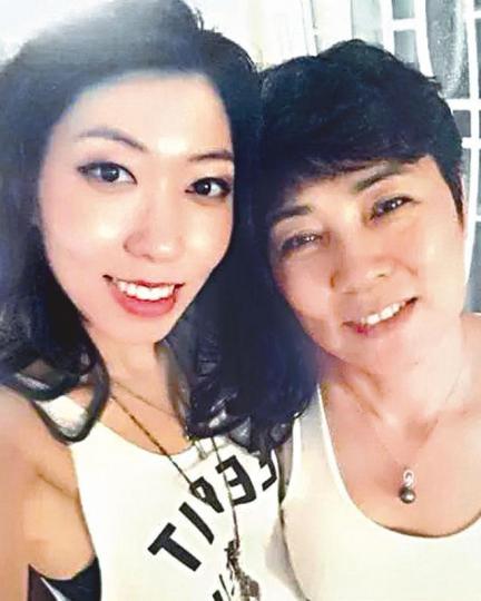 曲婉婷的母親(右)被關押四年多,至今仍未有判決。資料圖片 曲婉婷的母親(右)被關押四年多,至今仍未有判決。資料圖片