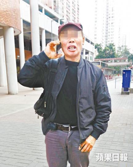 梁伯上周六將藏有巨款的尼龍袋放置於梯間，其後被他人取走。資料圖片清潔女工蔡太：「拉到人就好，安心啲，還一個清白呀！」街坊蕭先生：「佢唔係有心偷錢，可能見啲衫啱用所以攞。」