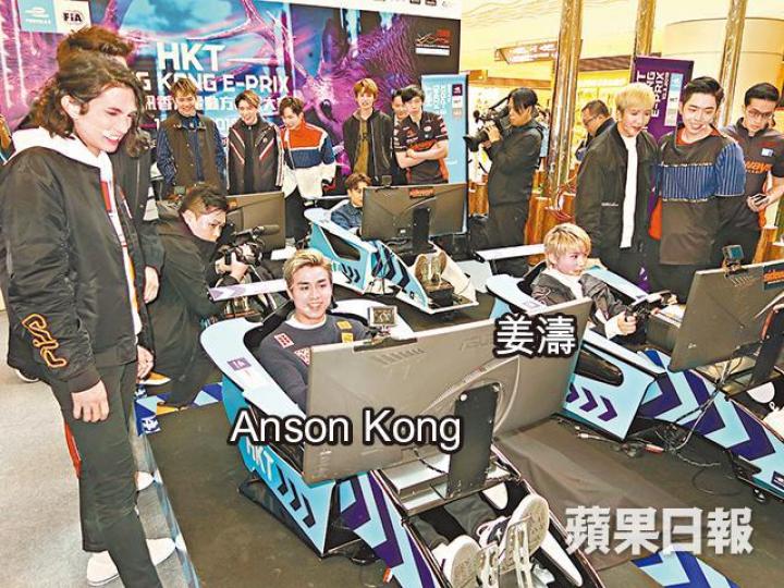 Anson Kong和姜濤試玩模擬賽車遊戲。姜濤(中)自言本身沒有在Ig上follow網紅Anjan。 Anson Kong和姜濤試玩模擬賽車遊戲。姜濤(中)自言本身沒有在Ig上follow網紅Anjan。