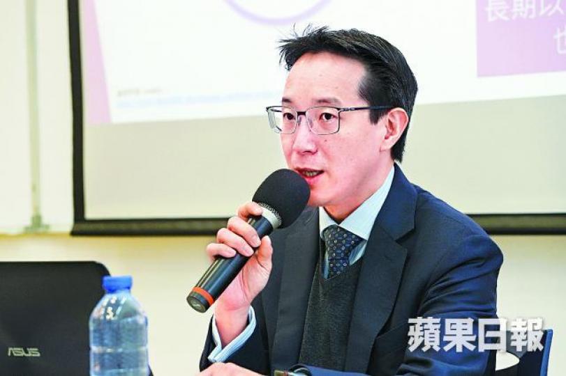 賴旭佑指若發現眼紅、眼痛等症狀應盡快求醫。張志華攝 賴旭佑指若發現眼紅、眼痛等症狀應盡快求醫。張志華攝