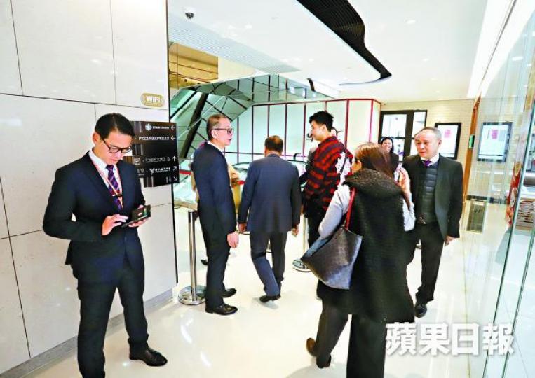 位於尖沙嘴中心的逸瓏灣8售樓處昨日未見人龍。譚德潤攝 位於尖沙嘴中心的逸瓏灣8售樓處昨日未見人龍。譚德潤攝