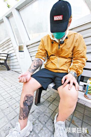 陳先生曾三度幫襯同一位紋身師傅,包括右臂紋獅子及小腿紋死侍。文兆麟攝事主紋身發炎流膿。受訪者提供圖片 陳先生曾三度幫襯同一位紋身師傅,包括右臂紋獅子及小腿紋死侍。文兆麟攝事主紋身發炎流膿。受訪者提供圖片