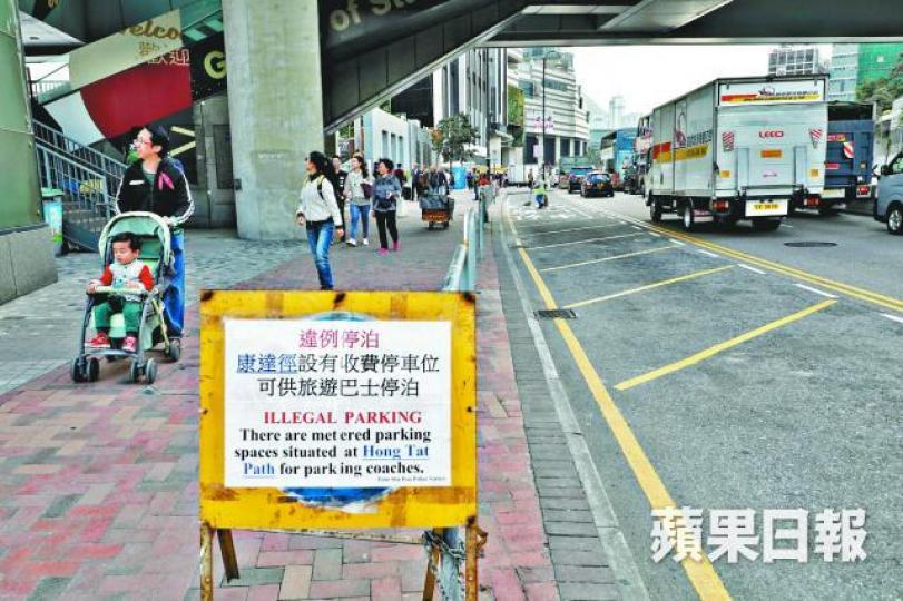 新世界指將實施旅遊巴上落客分流安排。 新世界指將實施旅遊巴上落客分流安排。