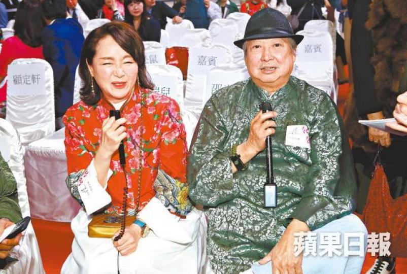 洪金寶笑言叫恬妞「快啲生番個」。莊端兒(右)坐在地上拍大合照時春光乍洩。 洪金寶笑言叫恬妞「快啲生番個」。莊端兒(右)坐在地上拍大合照時春光乍洩。
