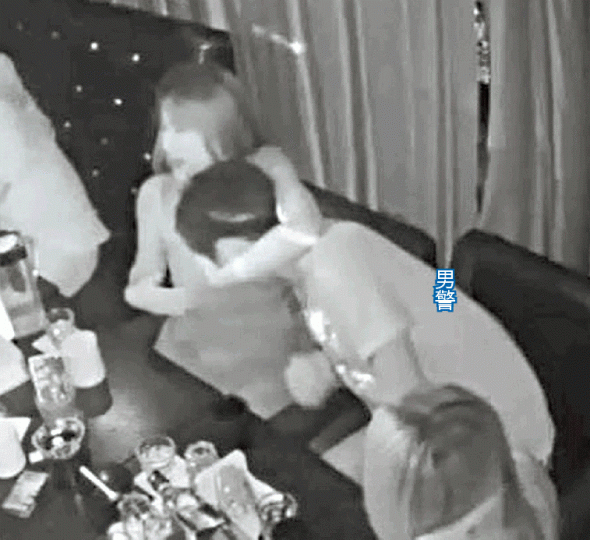 【請食「波餅」】吧女玩得興起,將放蛇警的面部拉貼自己胸部。 【請食「波餅」】吧女玩得興起,將放蛇警的面部拉貼自己胸部。
