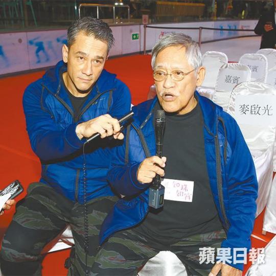 現年79歲的吳耀漢前晚在首映直言腎功能只剩約一成,需要每日洗腎。吳耀漢新戲上映,太太、兒子吳嘉龍及其女友現身撐場。《如珠如寶》一班演員前晚在九龍塘出席首映禮。 現年79歲的吳耀漢前晚在首映直言腎功能只剩約一成,需要每日洗腎。吳耀漢新戲上映,太太、兒子吳嘉龍及其女友現身撐場。《如珠如寶》一班演員前晚在九龍塘出席首映禮。