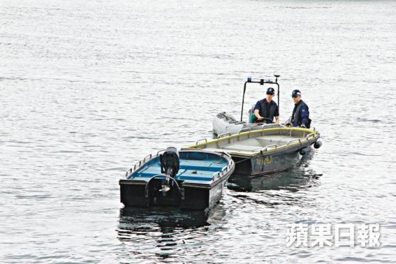 水警人員將涉嫌違規的快艇拖走調查。劉永明攝 水警人員將涉嫌違規的快艇拖走調查。劉永明攝