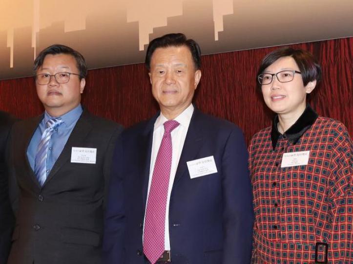 世茂集團創辦人許榮茂(中)及其兒子許世壇(左)。資料圖片 世茂集團創辦人許榮茂(中)及其兒子許世壇(左)。資料圖片