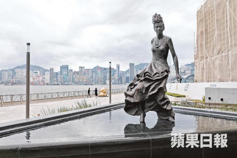 梅艷芳銅像底座的流水較靜態,以營造她站在舞台上的效果。李小龍銅像以流水階梯底座襯托,不再以鐵馬分隔。許頌明攝新掌印由地面移至海旁欄杆扶手;圖為黎明掌印。麥兜銅像將不會以鐵馬分隔,讓遊人可親手觸摸;銅像旁亦設有豬手印。種了植物的扇形鏤空涼亭,新世界形容是度身訂製的遊人設施。星光大道新增九位女星掌印,包括早前已公佈的羅蘭、吳君如、鄭裕玲、毛舜筠、葉童。已故藝人會以由星星拼成的肖像圖取代手印,不過部份肖像與原貌出入頗大。 梅艷芳銅像底座的流水較靜態,以營造她站在舞台上的效果。李小龍銅像以流水階梯底座襯托,不再以鐵馬分隔。許頌明攝新掌印由地面移至海旁欄杆扶手;圖為黎明掌印。麥兜銅像將不會以鐵馬分隔,讓遊人可親手觸摸;銅像旁亦設有豬手印。種了植物的扇形鏤空涼亭,新世界形容是度身訂製的遊人設施。星光大道新增九位女星掌印,包括早前已公佈的羅蘭、吳君如、鄭裕玲、毛舜筠、葉童。已故藝人會以由星星拼成的肖像圖取代手印,不過部份肖像與原貌出入頗大。