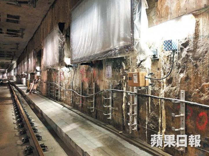 紅磡站北面連接隧道去年3月被揭鋼筋沒扭緊接駁、且未灌滿石屎致嚴重漏水。禮頓前項目經理Ian Rawsthorne 紅磡站北面連接隧道去年3月被揭鋼筋沒扭緊接駁、且未灌滿石屎致嚴重漏水。禮頓前項目經理Ian Rawsthorne