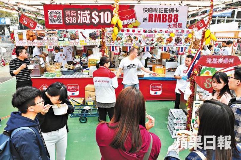 維園熟食檔掛滿宣傳板,宣傳內地人較常用的手機應用程式「銀聯卡雲閃付」。 維園熟食檔掛滿宣傳板,宣傳內地人較常用的手機應用程式「銀聯卡雲閃付」。