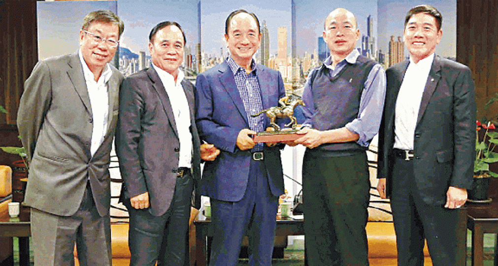 韓國瑜(右二)昨與港馬會前董事林雋軒(左一)及馬主唐乃勤(左二)會面。 台灣《蘋果日報》 韓國瑜(右二)昨與港馬會前董事林雋軒(左一)及馬主唐乃勤(左二)會面。 台灣《蘋果日報》