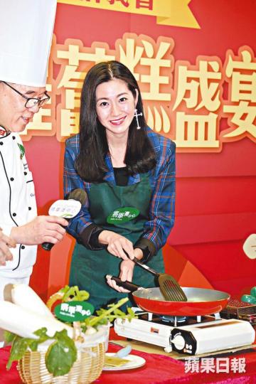 陳自瑤昨日在活動上親自煎蘿蔔糕。 陳自瑤昨日在活動上親自煎蘿蔔糕。