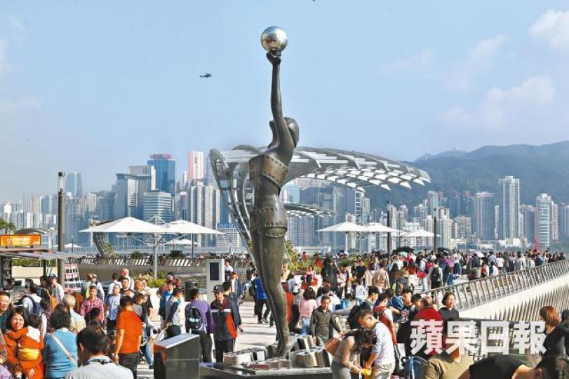 訪港旅客人數持續上升,昨日的星光大道人頭湧湧。馬泉祟攝 訪港旅客人數持續上升,昨日的星光大道人頭湧湧。馬泉祟攝