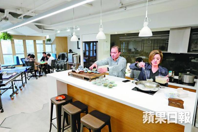 好老闆譚生和譚太為員工沖茶及煲湯。公司設有麻雀枱,員工在閒餘時間打幾圈,稍作玩樂。陳海威攝 好老闆譚生和譚太為員工沖茶及煲湯。公司設有麻雀枱,員工在閒餘時間打幾圈,稍作玩樂。陳海威攝