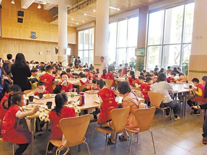 有中大生目擊內地兒童鴨仔團攻佔善衡書院飯堂。互聯網大批操普通話的小學生拖行李篋遊覽校園,中大學生一臉無奈。朱家駿攝港大校園歷史悠久,近年淪為熱門景點。江俊豪攝 有中大生目擊內地兒童鴨仔團攻佔善衡書院飯堂。互聯網大批操普通話的小學生拖行李篋遊覽校園,中大學生一臉無奈。朱家駿攝港大校園歷史悠久,近年淪為熱門景點。江俊豪攝