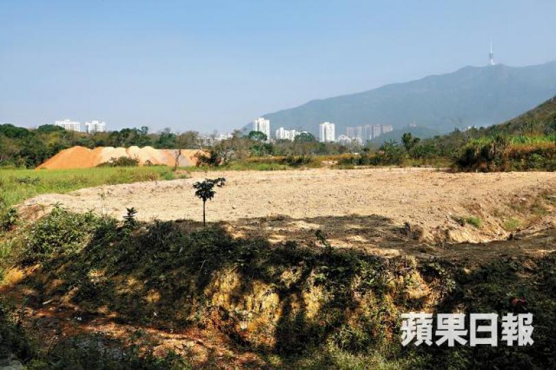 香園圍附近的綠化地帶遭泥頭大面積破壞。龐源第二代林源森(左圖)在理大宣傳片力撐創新農業;右圖為倒泥範圍掛起的「可持續農業創科中心」橫額。 香園圍附近的綠化地帶遭泥頭大面積破壞。龐源第二代林源森(左圖)在理大宣傳片力撐創新農業;右圖為倒泥範圍掛起的「可持續農業創科中心」橫額。