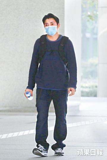 死者父親昨在庭外仍難掩哀痛,稱擬向醫委會投訴。朱永倫攝 死者父親昨在庭外仍難掩哀痛,稱擬向醫委會投訴。朱永倫攝