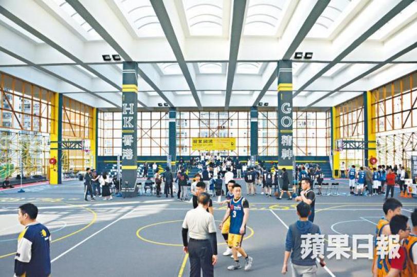 翻新後的啟業邨運動場上周開幕,球場設計保留屋邨主特色,以黃色為主調。 翻新後的啟業邨運動場上周開幕,球場設計保留屋邨主特色,以黃色為主調。