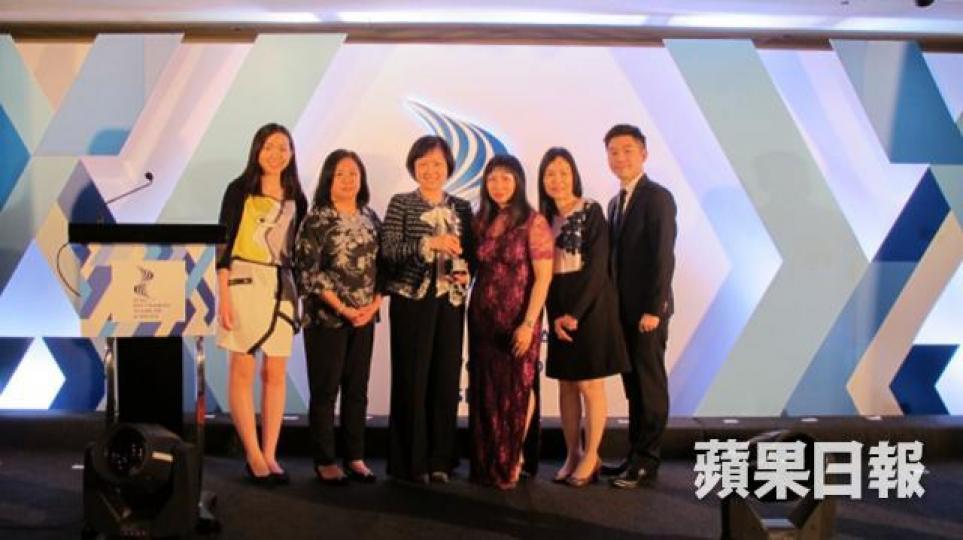 信置執行董事葉慕蓮(左三)將提早退休。 信置執行董事葉慕蓮(左三)將提早退休。