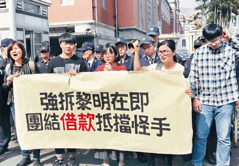 聲援林金連的社運人士,要求蔡英文出面親接請願信。台灣《蘋果日報》林金連昨在總統府門外陳情。 聲援林金連的社運人士,要求蔡英文出面親接請願信。台灣《蘋果日報》林金連昨在總統府門外陳情。