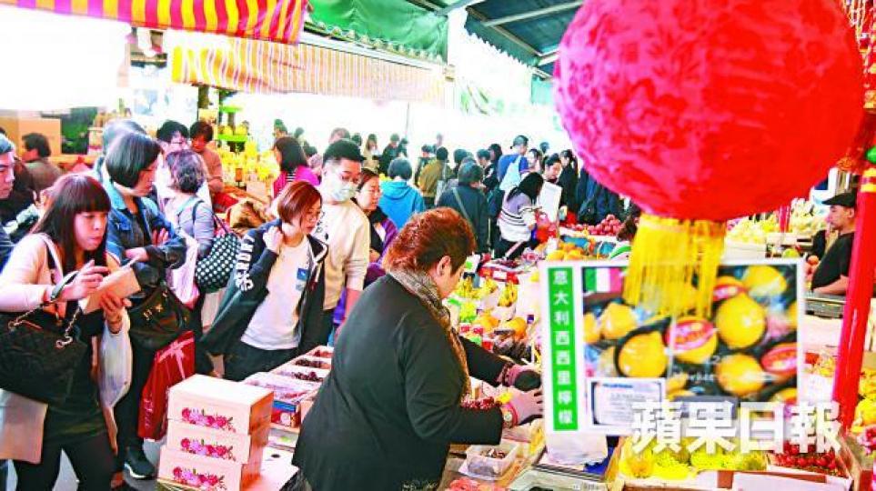臨近新年,果欄擠滿辦年貨的市民。澳洲塔斯曼尼亞車厘子一公斤賣500元。日本士多啤梨是新年熱賣水果之一。印有賀年祝福語的日本富士蘋果禮盒,是市民送禮之選。 臨近新年,果欄擠滿辦年貨的市民。澳洲塔斯曼尼亞車厘子一公斤賣500元。日本士多啤梨是新年熱賣水果之一。印有賀年祝福語的日本富士蘋果禮盒,是市民送禮之選。