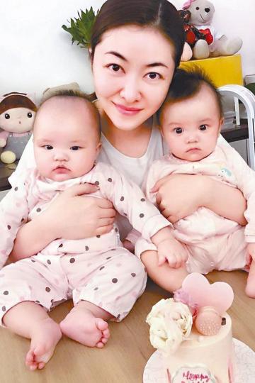 熊黛林近日忙於為孖女撲學前班。互聯網圖片 熊黛林近日忙於為孖女撲學前班。互聯網圖片