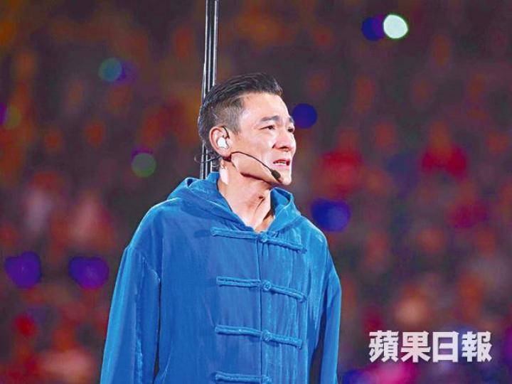 劉德華去年宣佈腰斬演唱會時,一度流下男兒淚。資料圖片 劉德華去年宣佈腰斬演唱會時,一度流下男兒淚。資料圖片