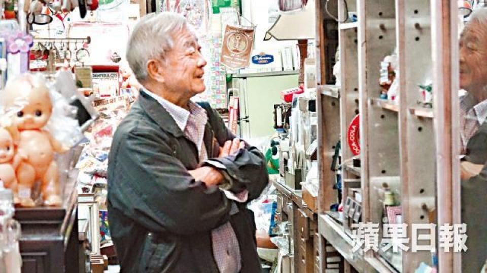 進入「店小二」觀賞舊物的客人,往往樂而忘返。 進入「店小二」觀賞舊物的客人,往往樂而忘返。