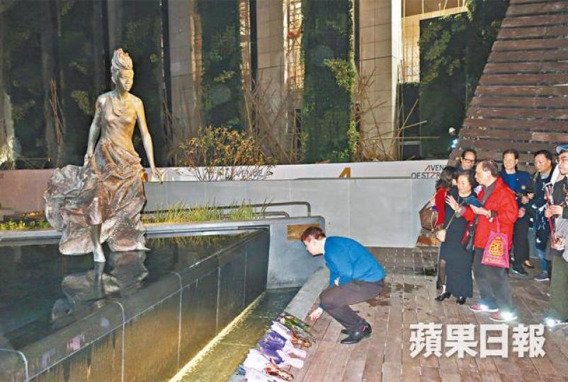 梅姐銅像在星光大道搬往新位置,前晚獲粉絲到銅像前獻花。 梅姐銅像在星光大道搬往新位置,前晚獲粉絲到銅像前獻花。