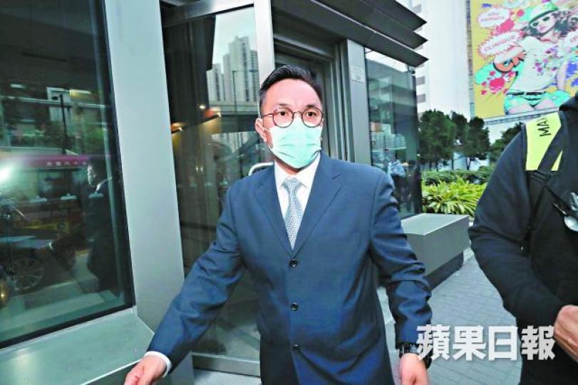被告之一的警長伍肇龍昨獲准保釋離開法院。